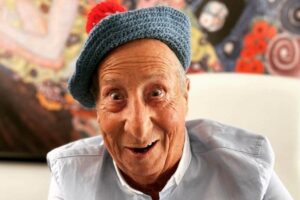 una foto in posa di Alvaro Vitali con un cappello da scolaretto