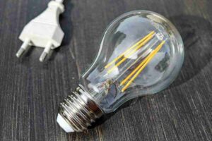 presa spina elettrica lampadina
