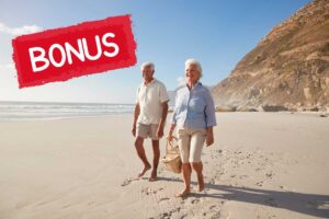 Due anziani in pensione che si godono delle vacanze su una spiaggia e in alto a sinistra una scritta Bonus