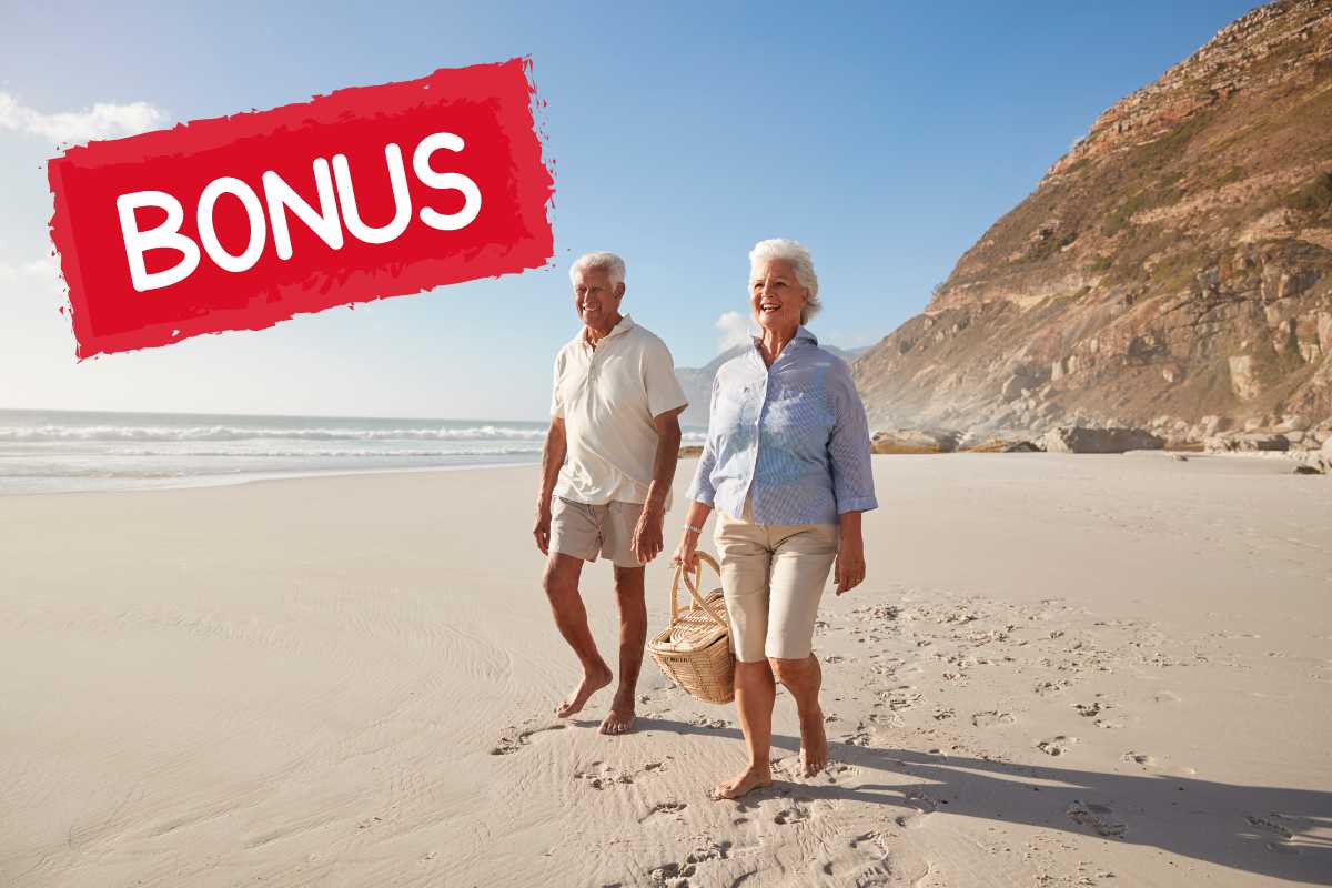 Due anziani in pensione che si godono delle vacanze su una spiaggia e in alto a sinistra una scritta Bonus