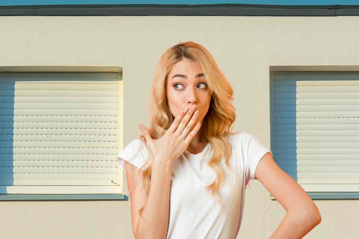 Tapparelle e ragazza con mano sulla bocca