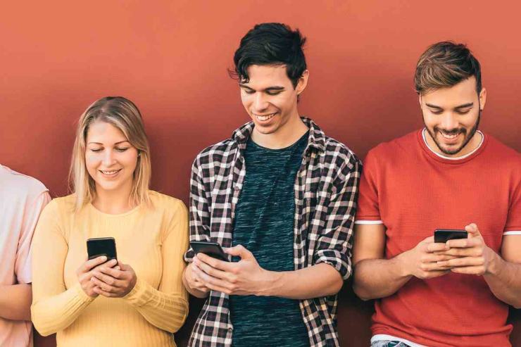 Ragazzi al cellulare