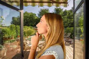 Donna pensierosa e balcone