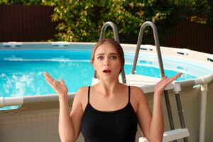 Piscina e donna preoccupata