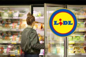Donna al supermercato reparto surgelati
