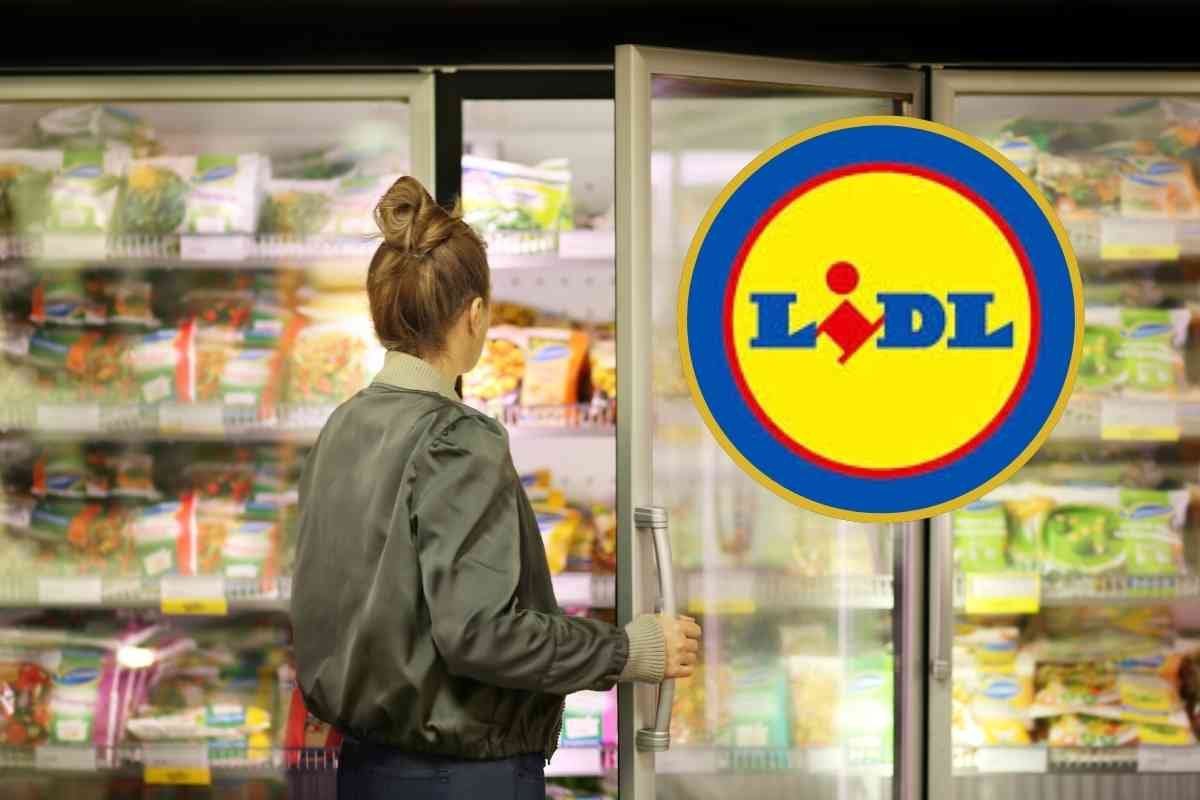 Donna al supermercato reparto surgelati