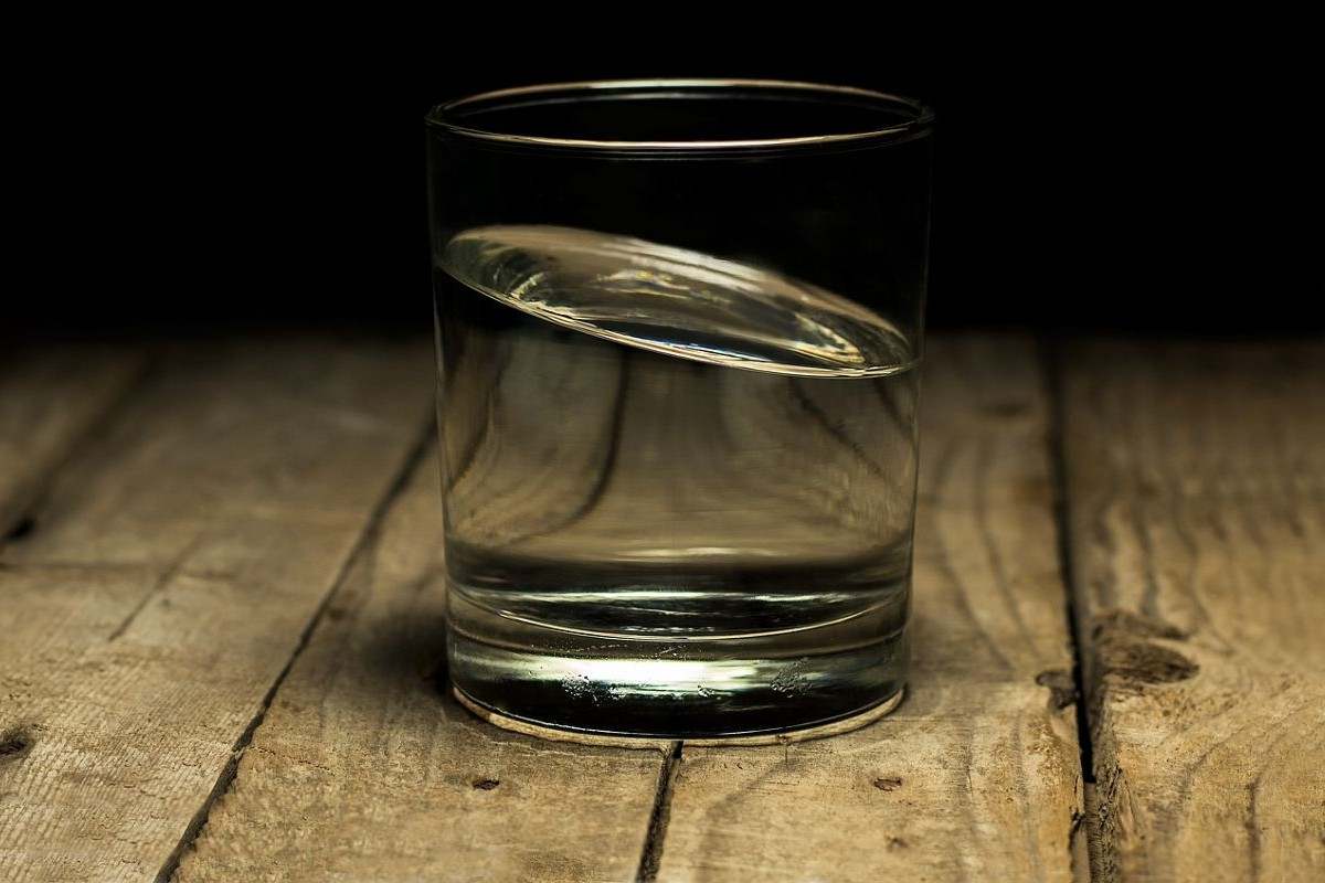 bicchiere acqua obliqua