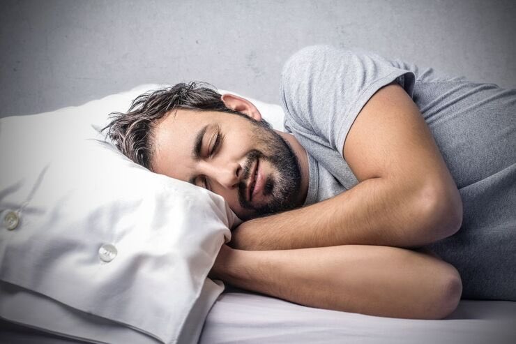 Uomo dorme felice nel letto