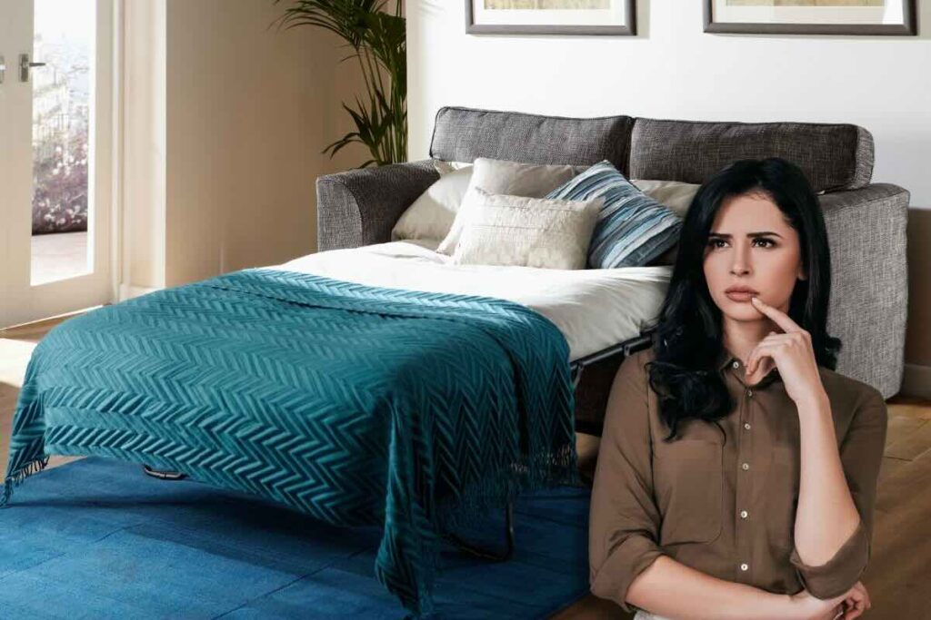 Donna pensierosa e sul fondo divano letto aperto