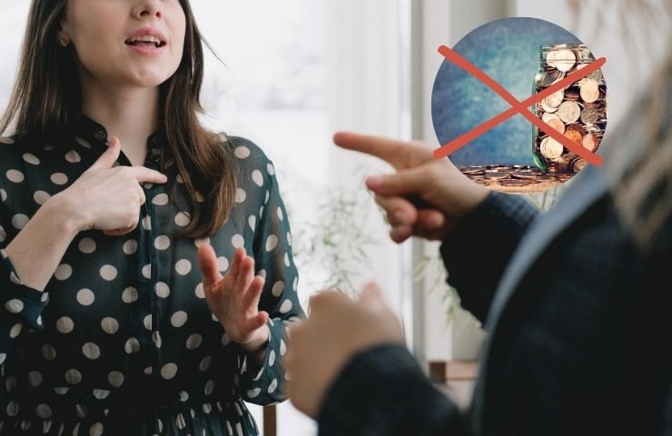 due persone che litigano e dei soldi dentro un barattolo con una X rossa sopra