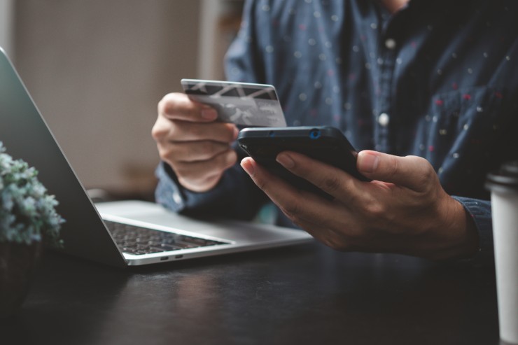 uomo che paga una multa online