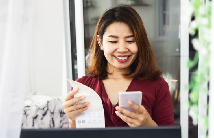 una persona felice con dei fogli in mano