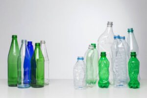 Bottiglie di vetro e bottiglie di plastica