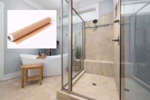 un bagno pulito con il foglio di carta da cucina