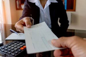 Consegna busta paga da mano a mano