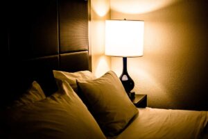 camera da letto con una lambada accesa su un comodino