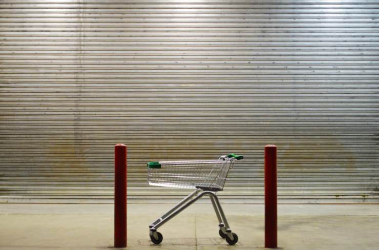 carrello vuoto davanti ad una saracinesca abbassata