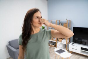 una ragazza che sente cattivo odore in casa