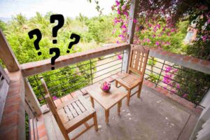 un balcone stretto e tre punti interrogativi