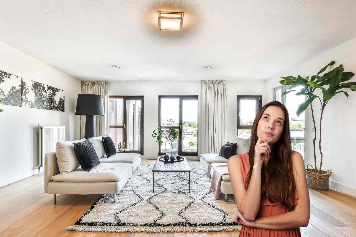 una casa illuminata dal sole ed una ragazza dubbiosa