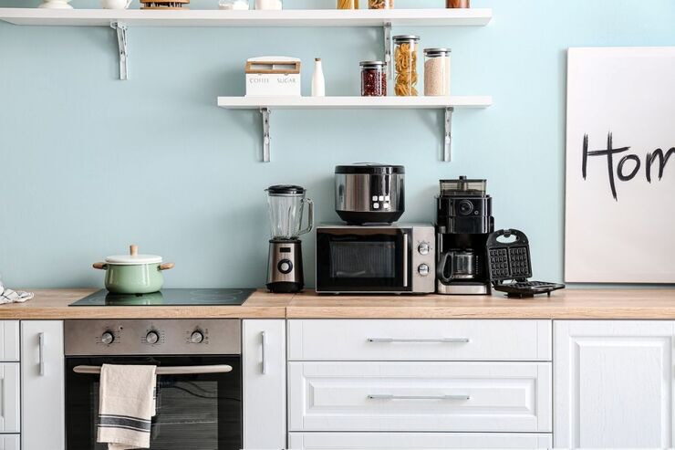 Cucina con utensili sul piano d'appoggio