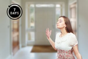 ingresso di casa, donna che sente buon odore e icona 7 giorni