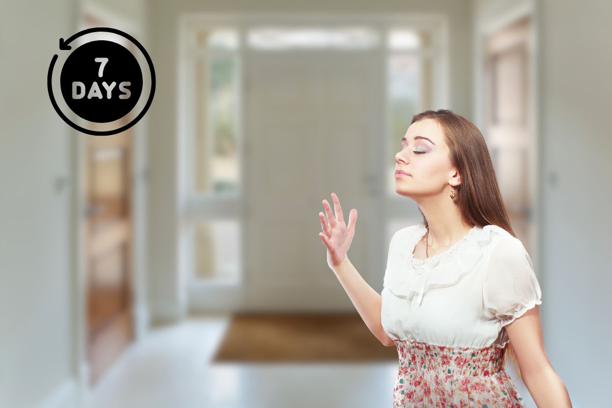 ingresso di casa, donna che sente buon odore e icona 7 giorni