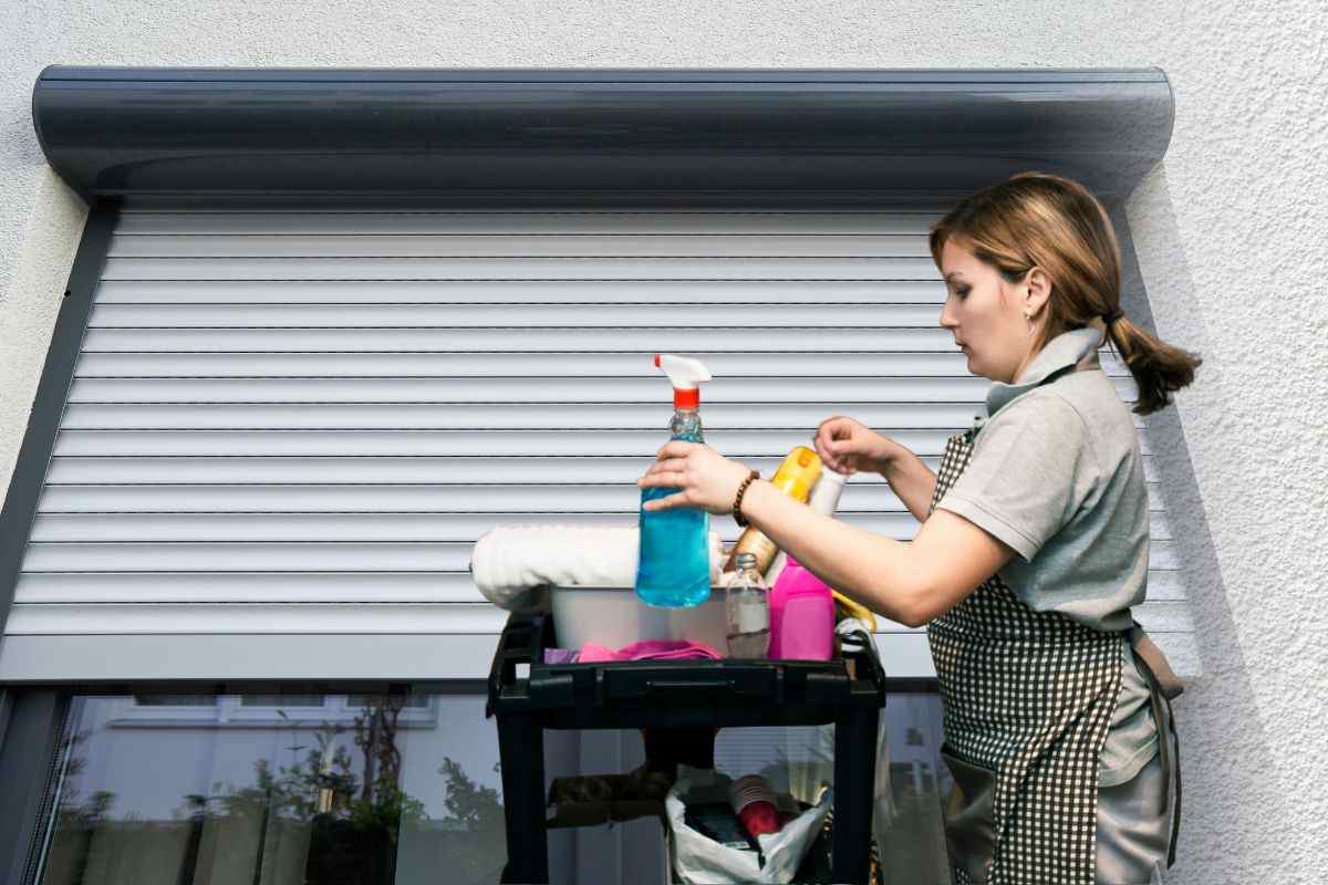 tapparella casa alzata e donna delle pulizie