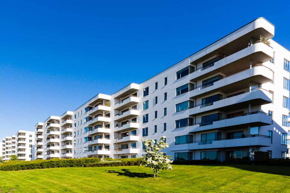 La foto di un condominio visto da lontano