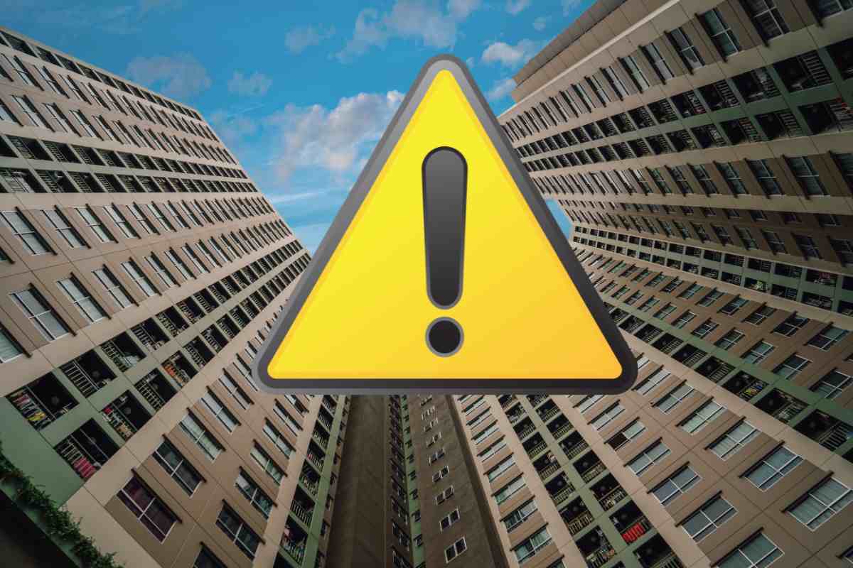 condominio e cartello di attenzione 