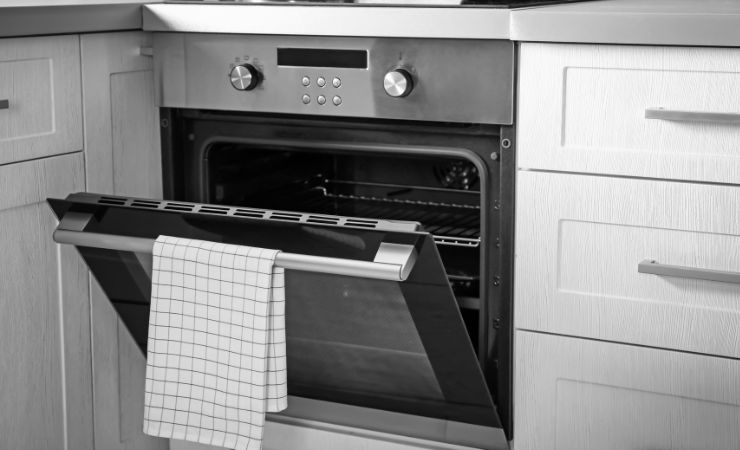 forno in cucina con sportello aperto