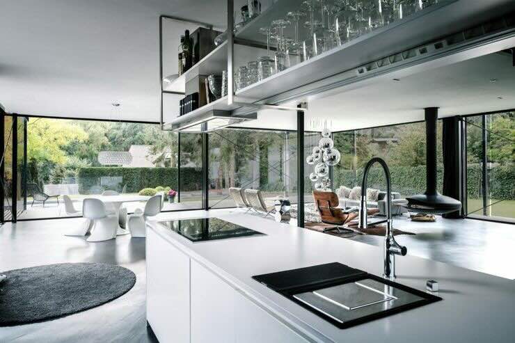 Cucina bianca, minimal, con scaffali a vista
