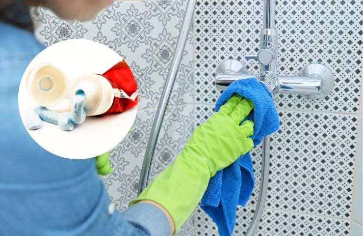 una signora che pulisce i rubinetti e il dentifricio accanto
