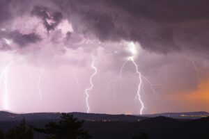 Una paesaggio in piena tempesta con fulmini e pioggia che cadono