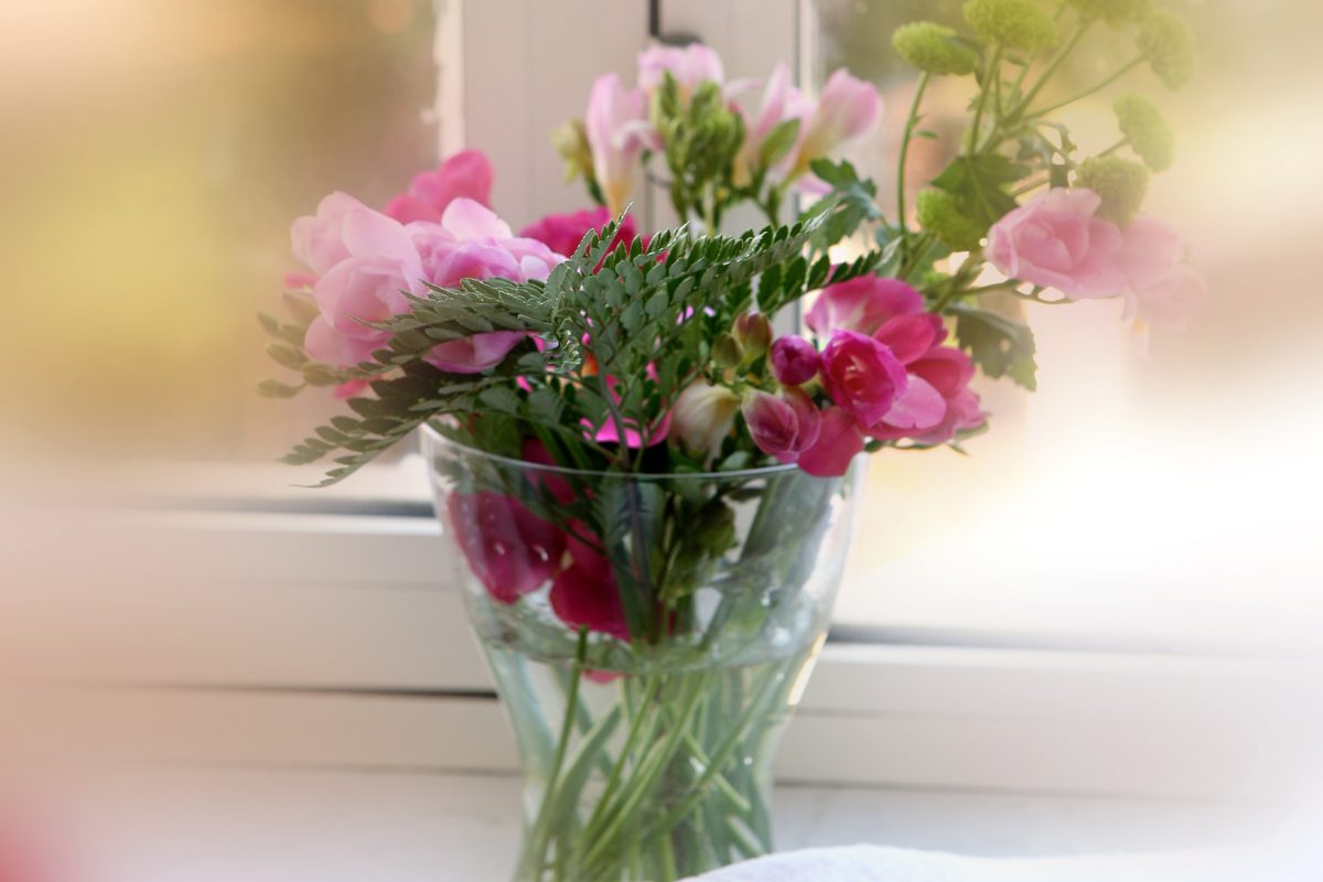 un vaso con un mazzo di fiori, intorno è tutto sfumato