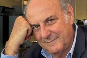 una foto di Gerry Scotti in posa