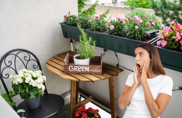 un balcone piccolo e una ragazza stupita