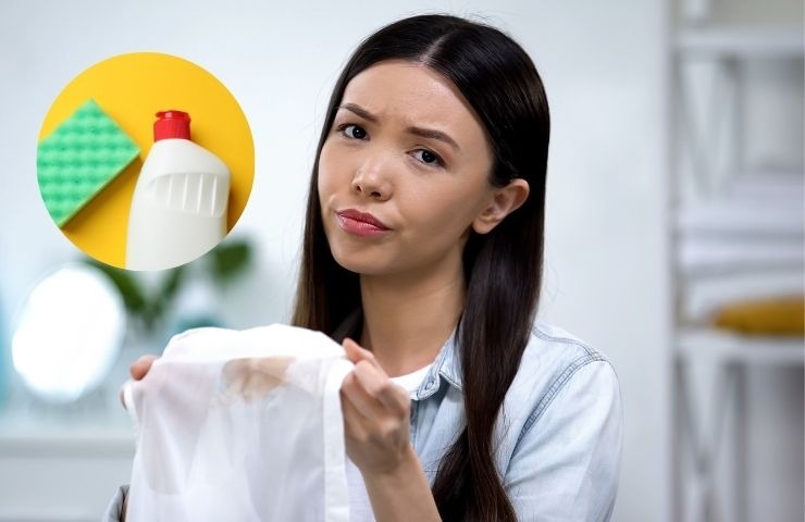 una signora che osserva una macchia di olio e il sapone per i piatti