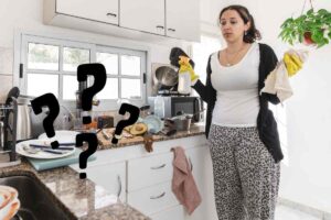 il disordine in cucina e una signora disperata