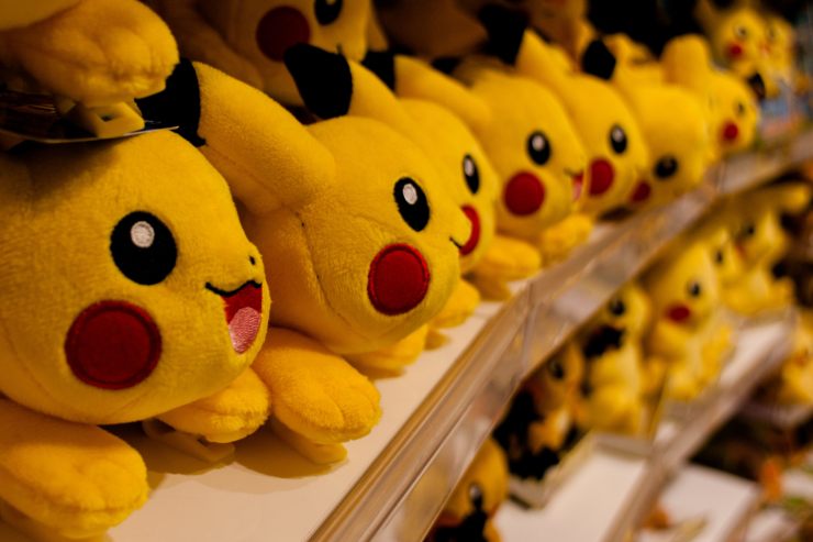 pupazzi di Pikachu in vendita su uno scaffale