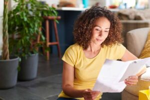 Donna legge documento, sorridente
