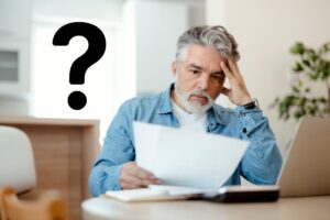 una persona che fa fatica a leggere una bolletta