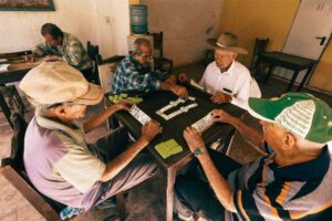 un gruppo di anziani mentre giocano a carte