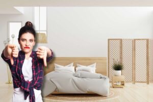 Donna con pollici in giù, camera da letto