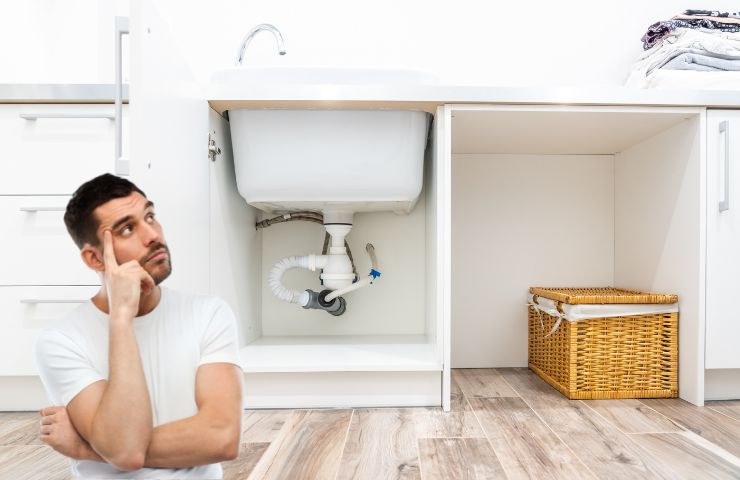 il mobile sotto il lavello e un ragazzo dubbioso