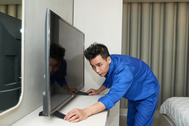 ragazzo che aggiusta la tv