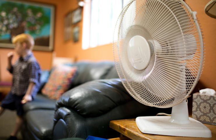 un ventilatore acceso nel soggiorno