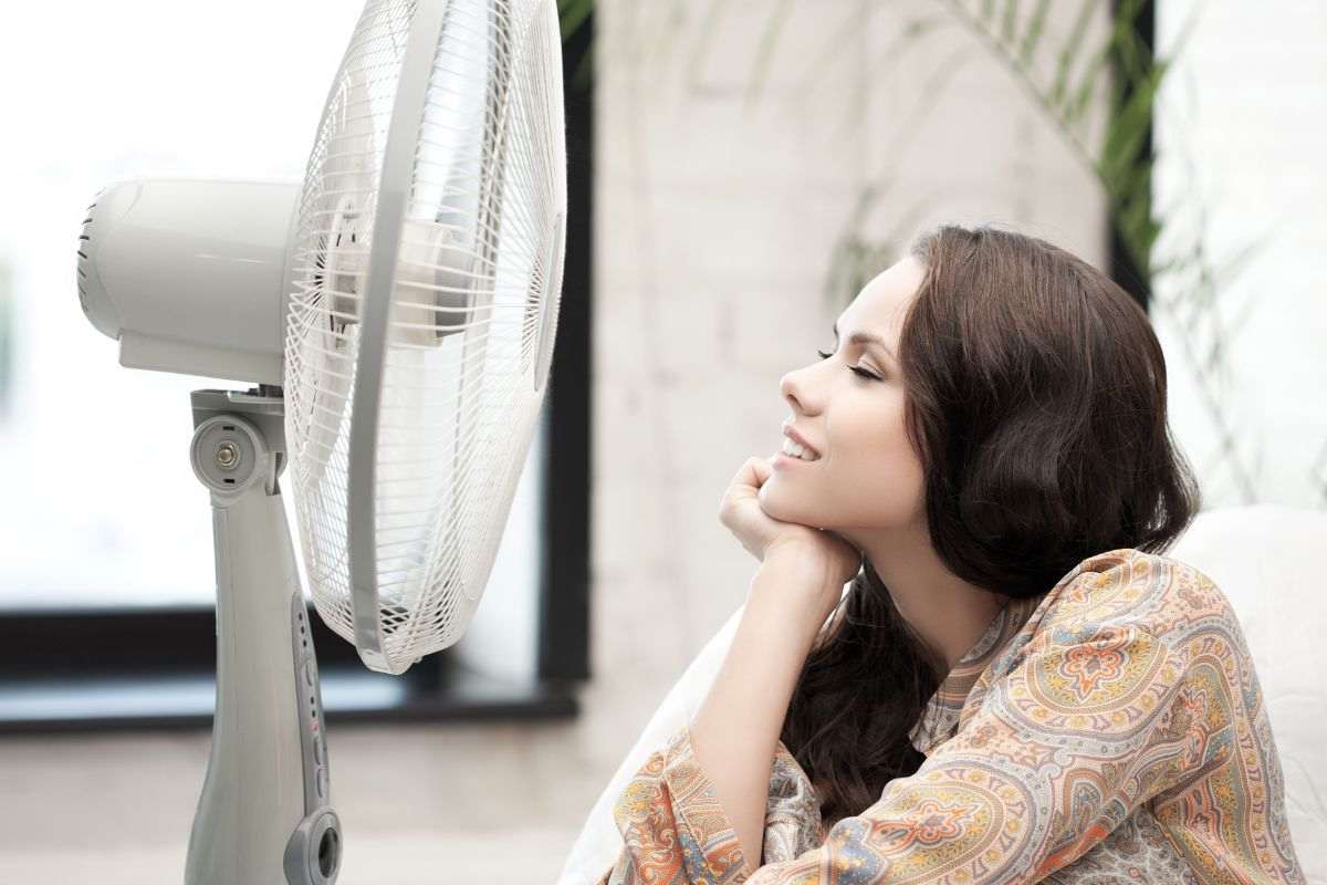 una ragazza davanti al ventilatore