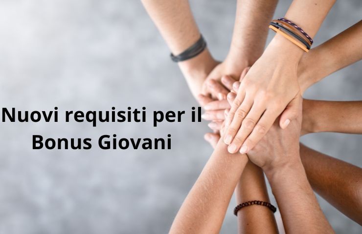 alcuni ragazzi che si danno la mano e la scritta accanto Nuovi requisiti per il bonus giovani