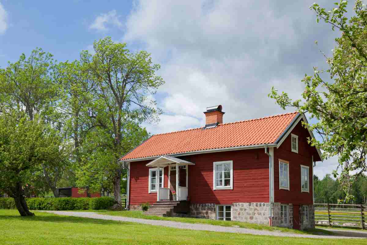 una casa in campagna che ha lo scopo di rappresentare una seconda casa